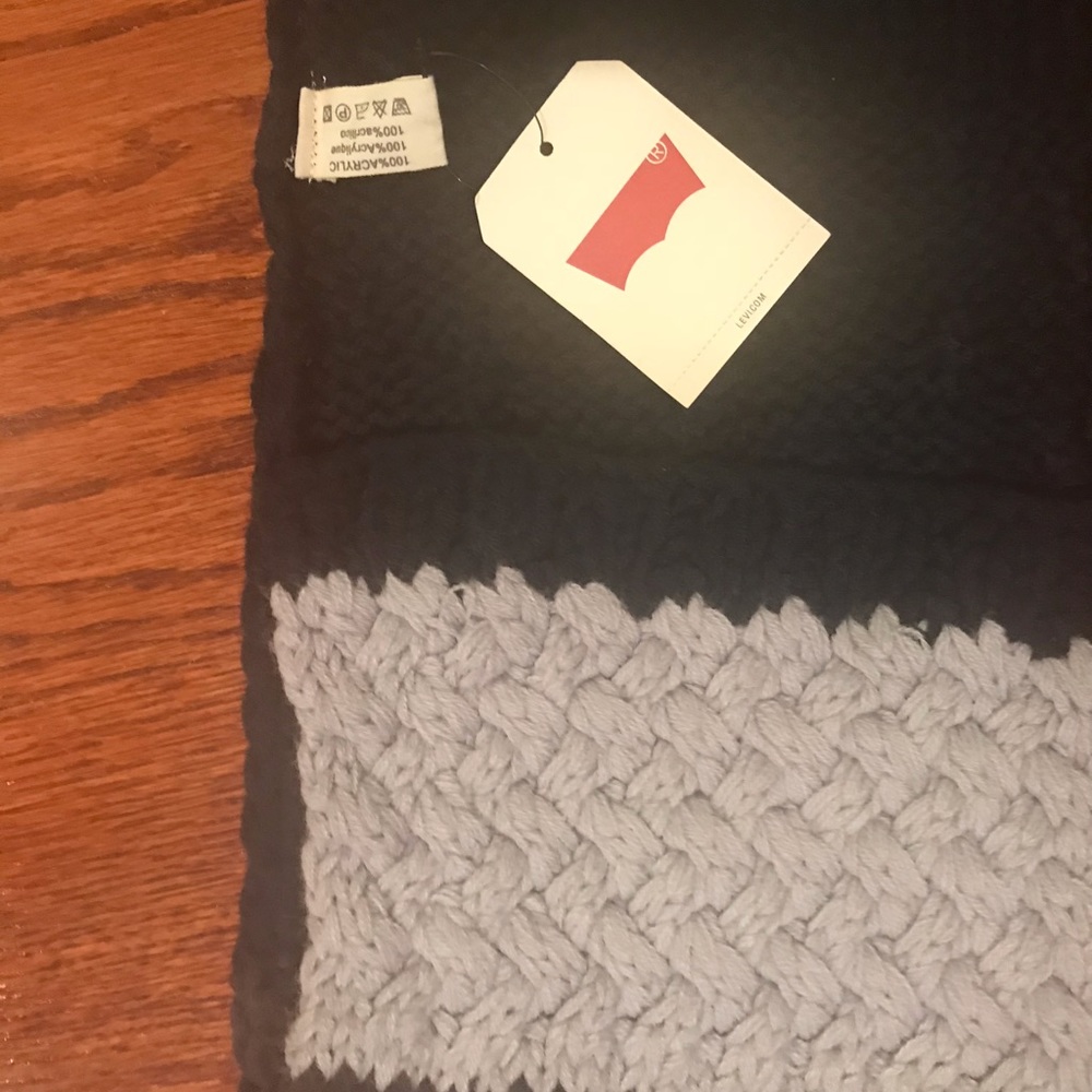 NWT Levi’s unisex scarf. Navy, charcoal, & Lt gray